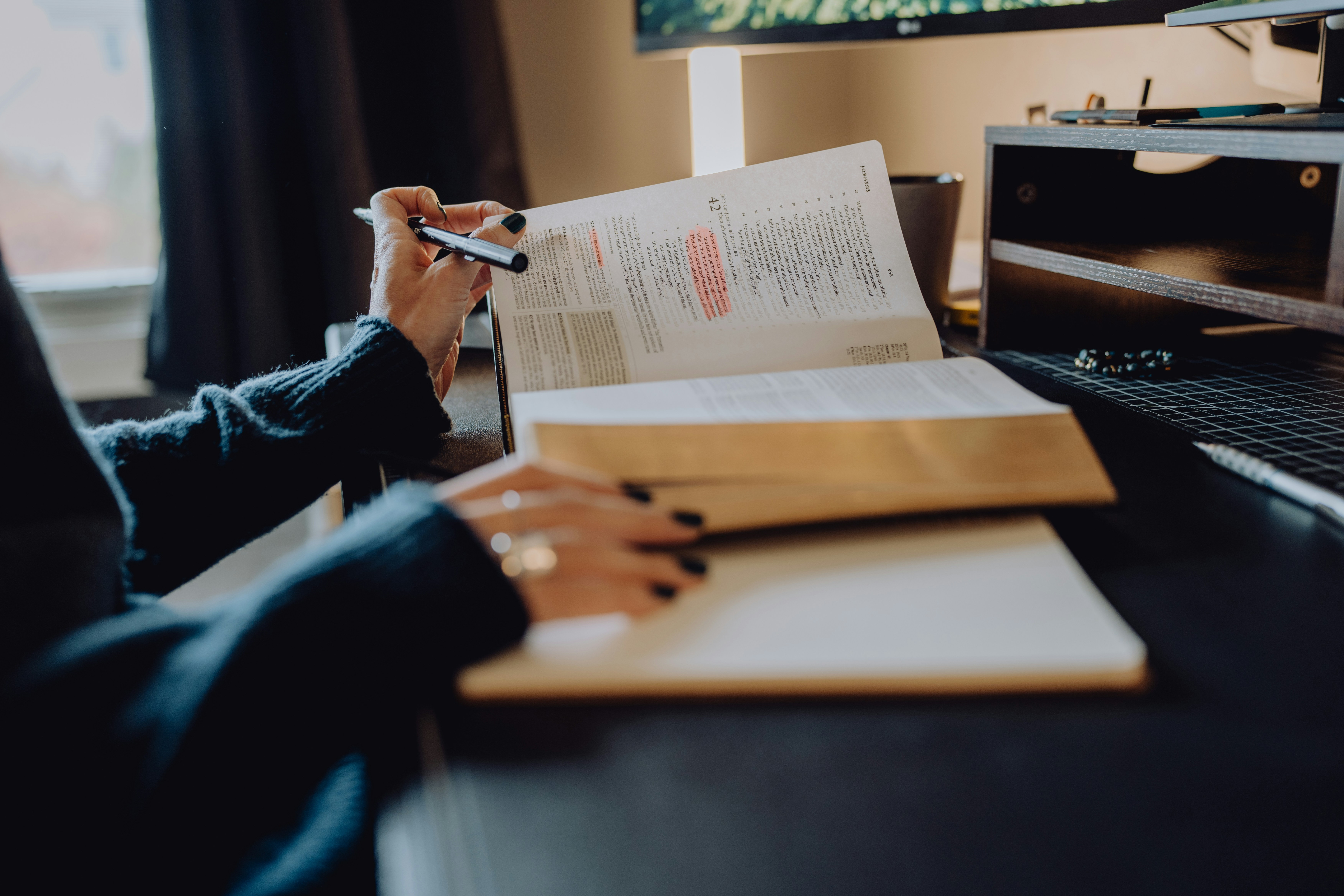 Comment imprimer un livre soi-même : auto-impression vs imprimeur pro